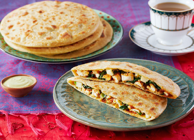 Paratha farcie de poulet, d'épinards et de paneer