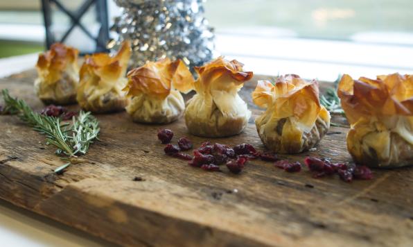 Petits Sachets de Pâte Phyllo Garnis de Poulet à la Marocaine