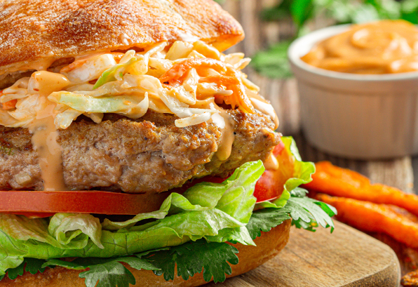 Burgers de poulet aux oignons verts d'été et au gingembre