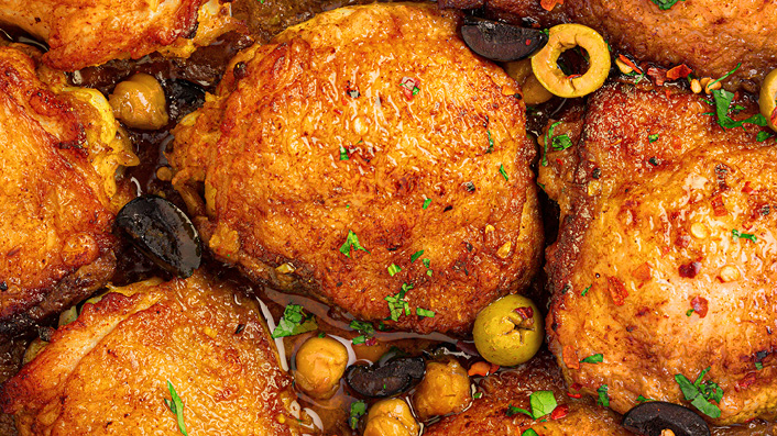 Hauts de cuisse de poulet braisés au safran et aux tomates avec olives